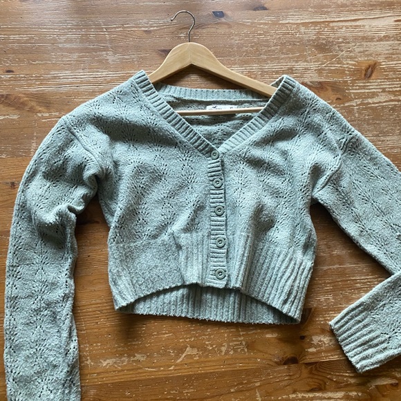 Adorable cropped sage green sweater - Picture 1 of 3